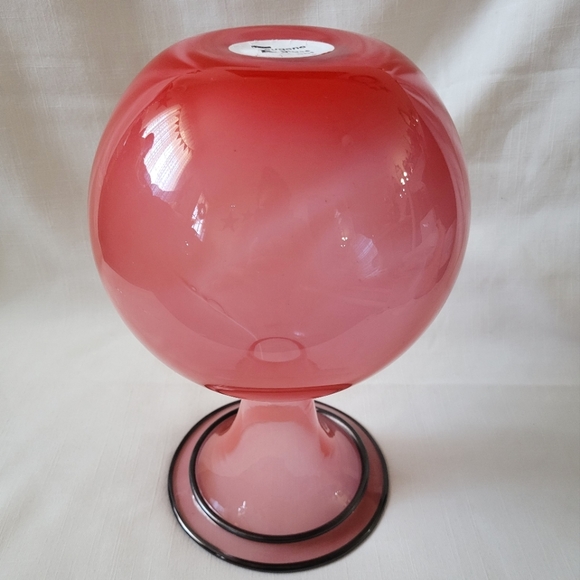 Hand-blown Beautiful Grapefruit Pink Glass Vase - Picture 4 of 14